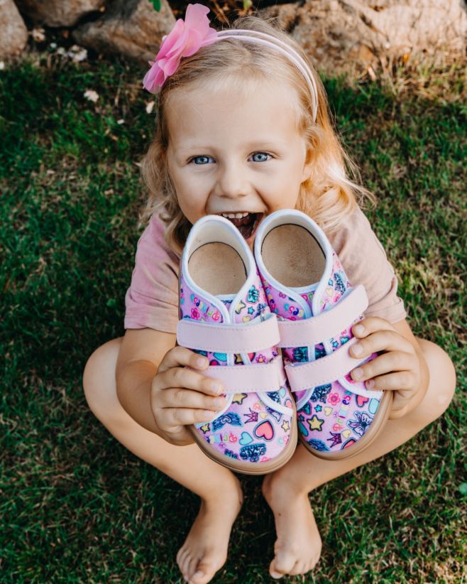 Škol(k)a je tu. Jste připraveni? Batůžek? 🎒 Sešity? 📒 A co botičky, ve kterých budou první školní dny hračka? Ty máme my!...