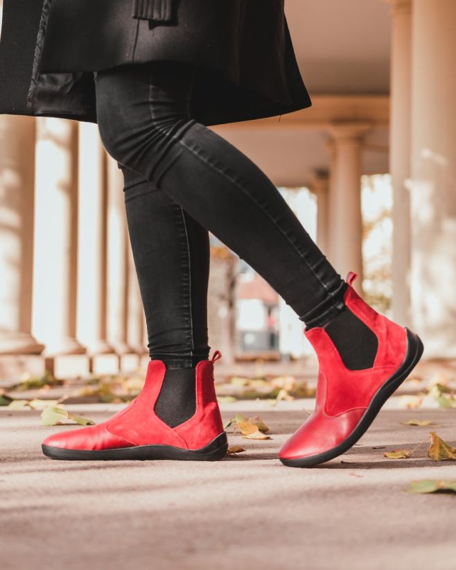 Kdo říká, že zima musí být šedivá? V červených Lolách je každý den hned veselejší ❤️❄️ Tyhle boty s pravým beránkem jsou...